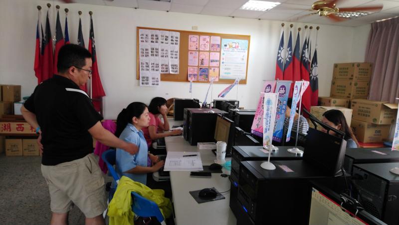 老師指導學員操作