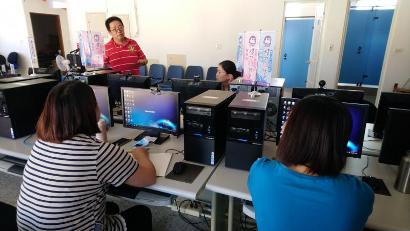 老師和學員一起討論上課課程