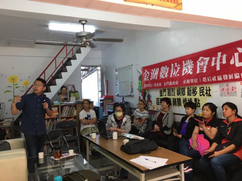 學員們專心聽老師講解如何用鏡頭看世界