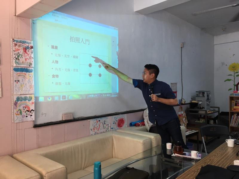 老師讓學員們了解拍照的入門技巧