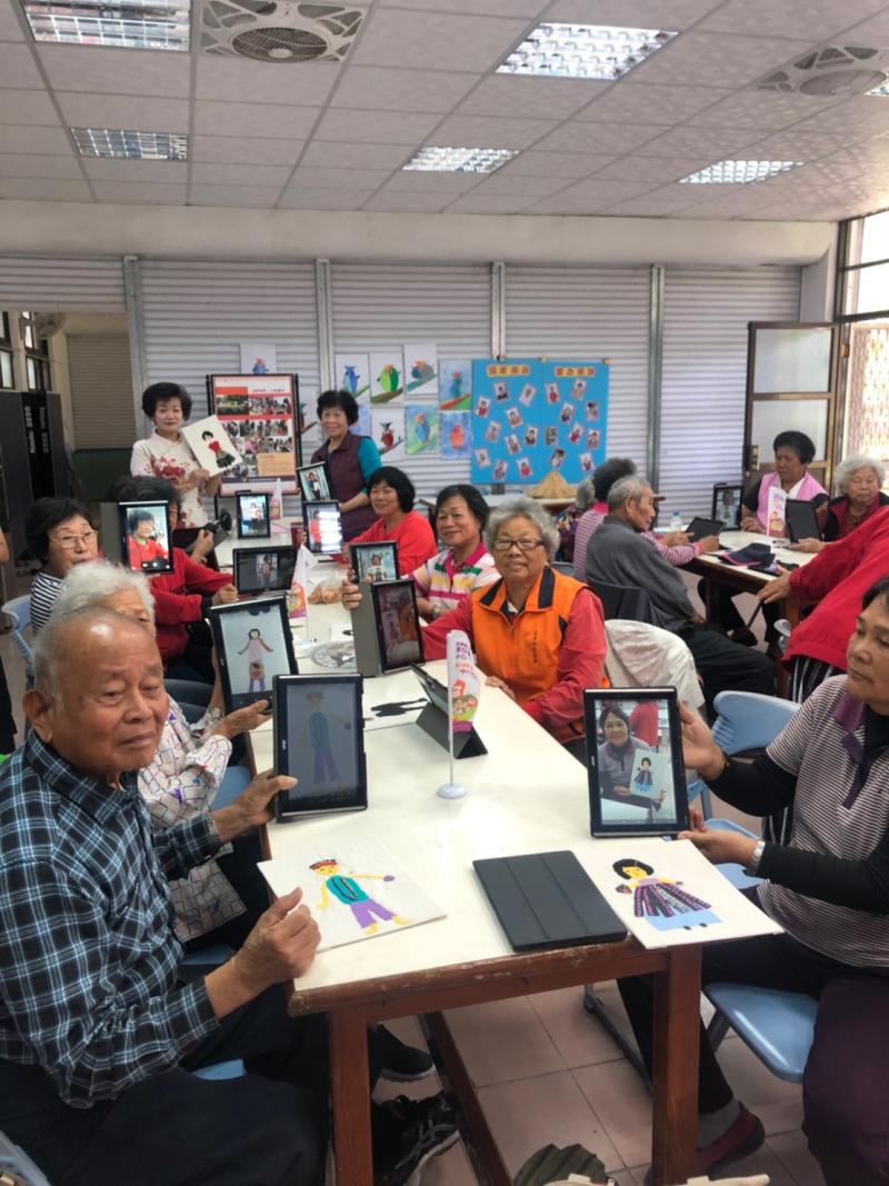 每個人手拿著自己的作品，準備好要跟大家一起做分享囉~