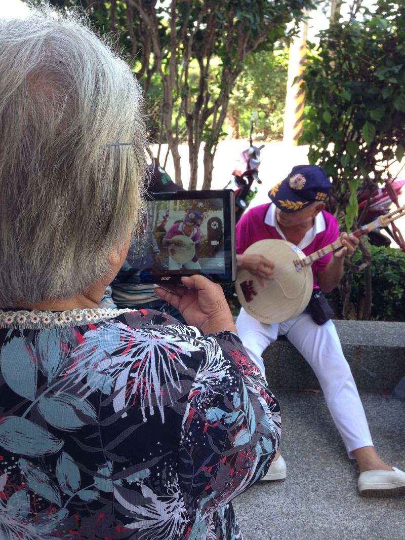 連阿嬤也能學會用平板電腦拍照記錄生活點滴。