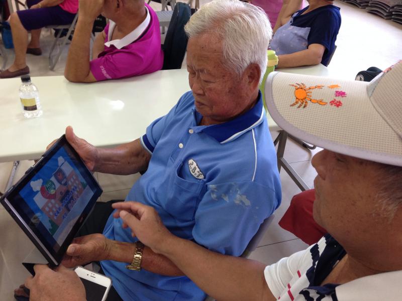 枋山DOC的高齡學員很多，平板電腦螢幕大，學習起來眼睛比較不吃力。