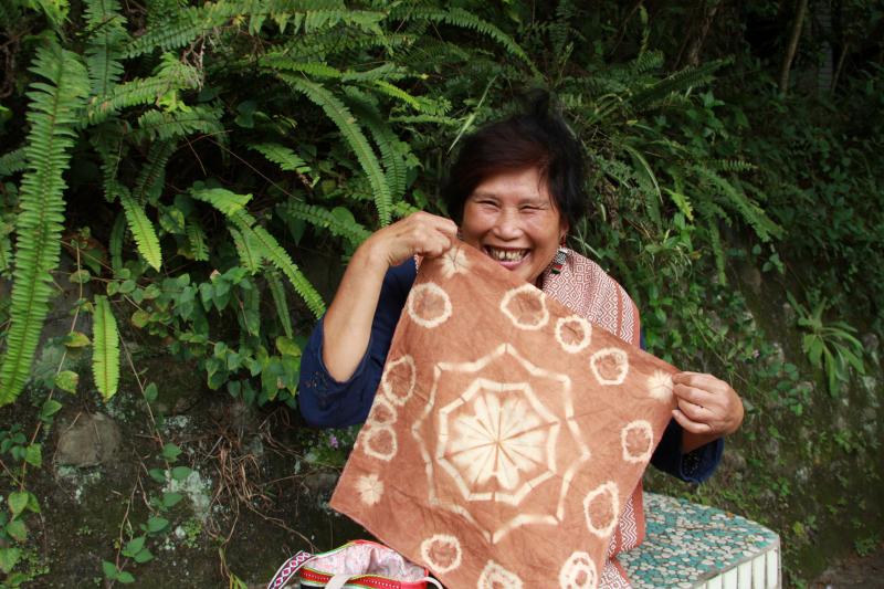 五峰DOC開設在地商品一頁網課程，在地藝術家比黛老師正在鏡頭前介紹自己的植物染作品。