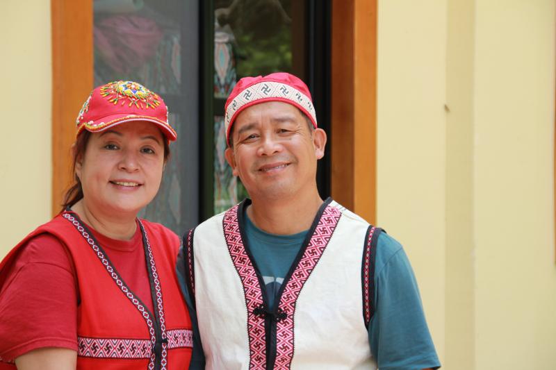 賽夏族藝術家風青揚老師與錢雪梅老師，擅長編織及串珠設計。