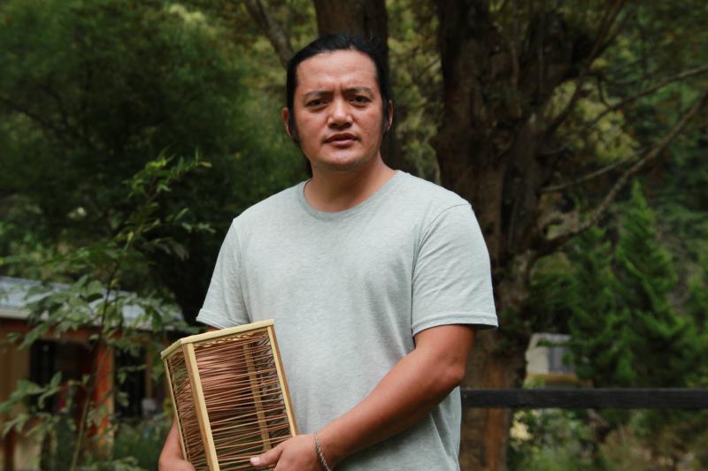 泰雅族藝術家陳文成，擅長竹編、漆器及繪畫創作。