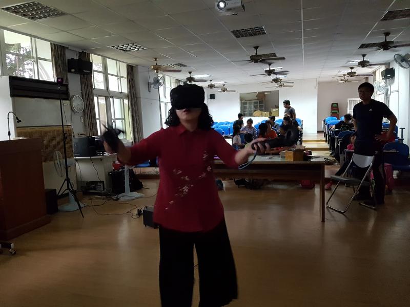 給校長加油!第一次體驗VR的經驗，好神奇!