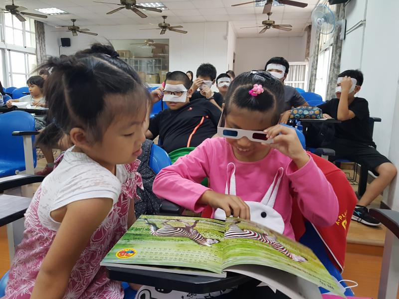 紛紛戴上3D眼鏡來體驗!超神奇!