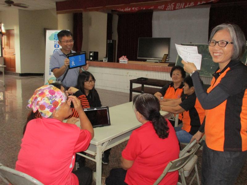 講師與長者們互動平板電腦App遊戲