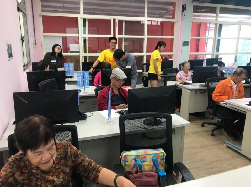 志工協助操作指導