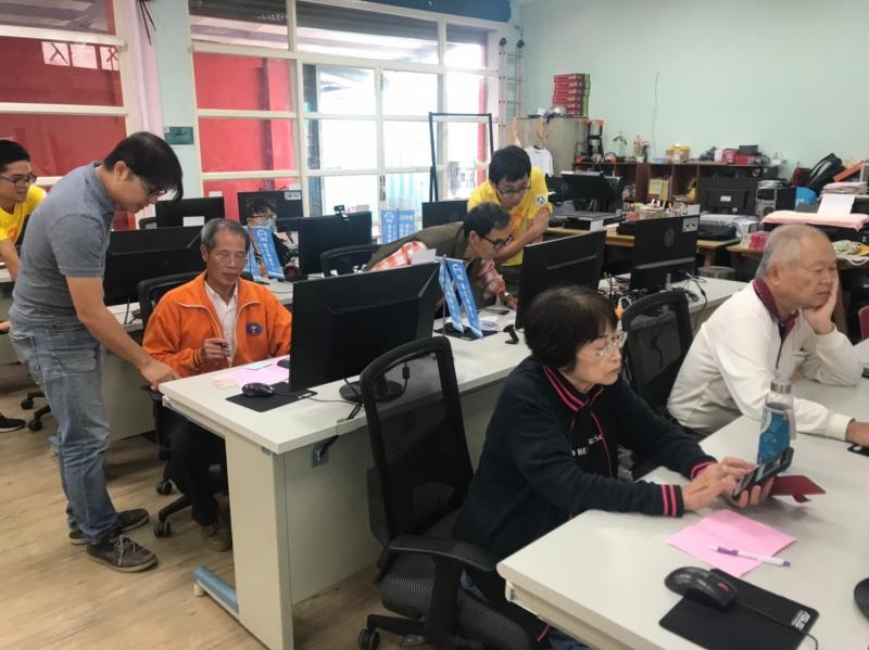 學員操作地圖APP講師指導