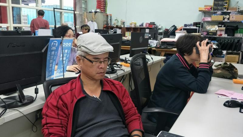 一起進入VR世界觀賞