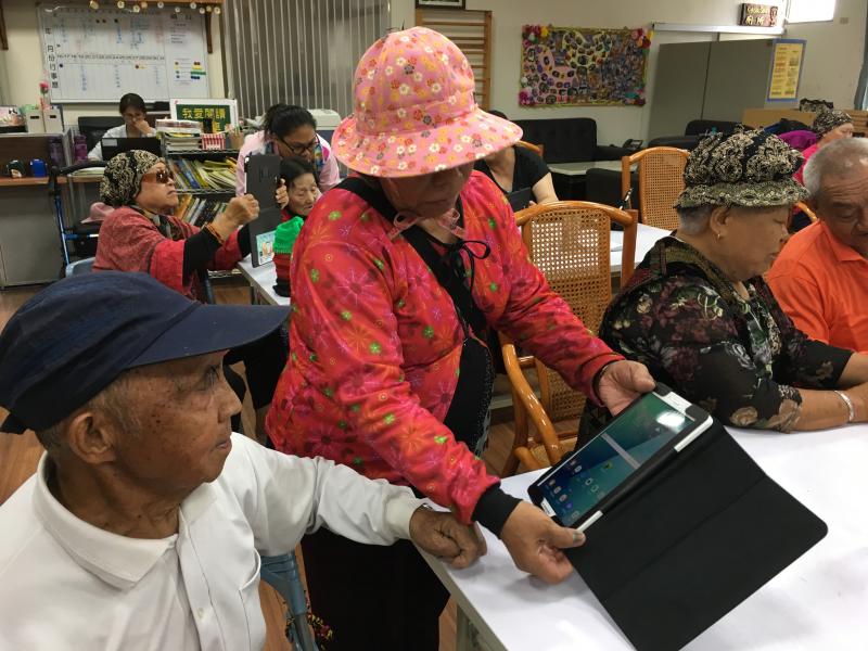 奶奶和爺爺分享平板怎麼玩。