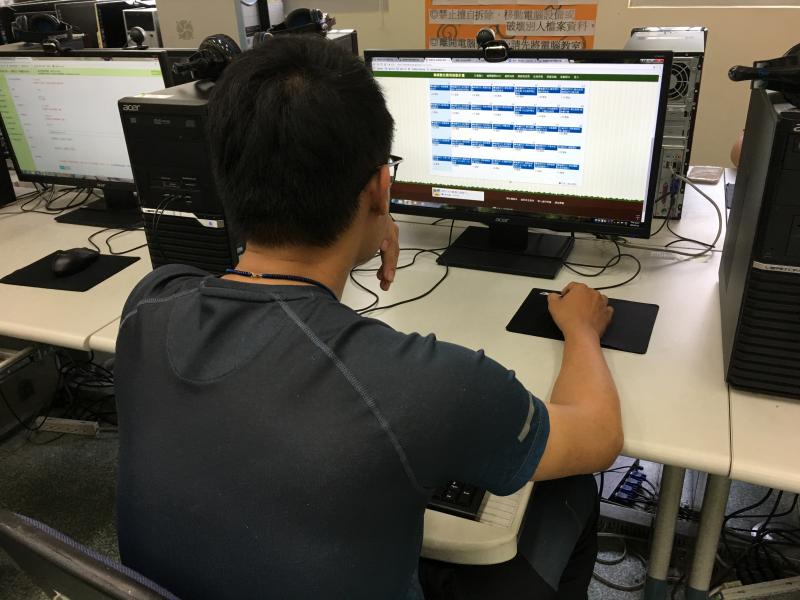 學員正透過DOC主網欣賞各DOC成果，也尋找靈感。