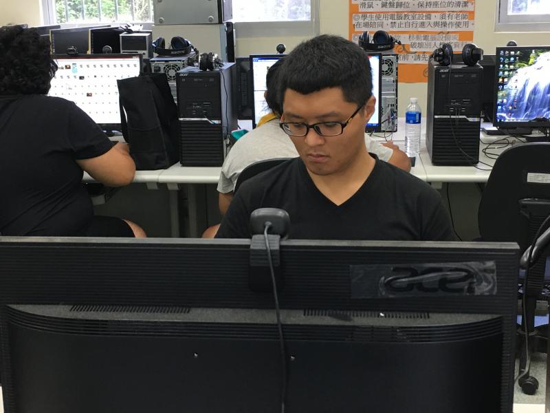 學員正認真編輯自己的作品。