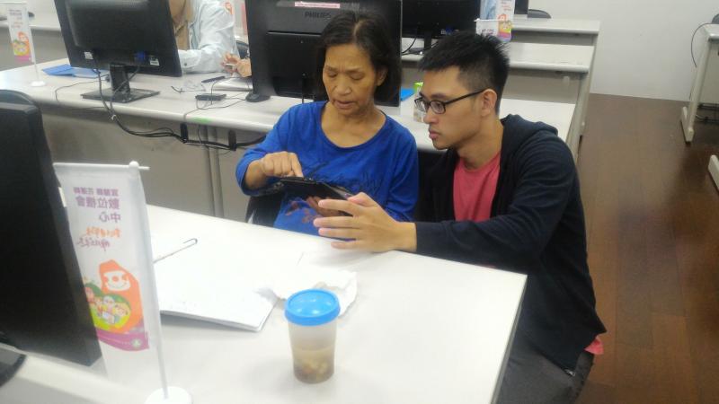 助教幫忙指導學員