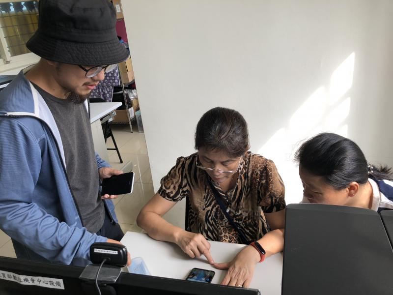 老師向學員說明怎麼操作