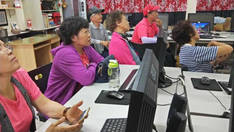 聽故事、說故事都很認真