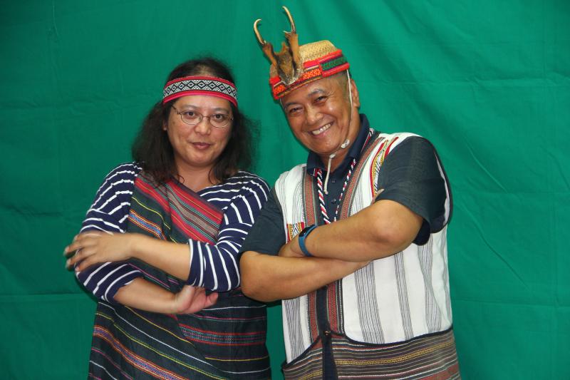 泰安汶水語承傳新聞主播劉麗玲老師和馮明星頭目的劇照。