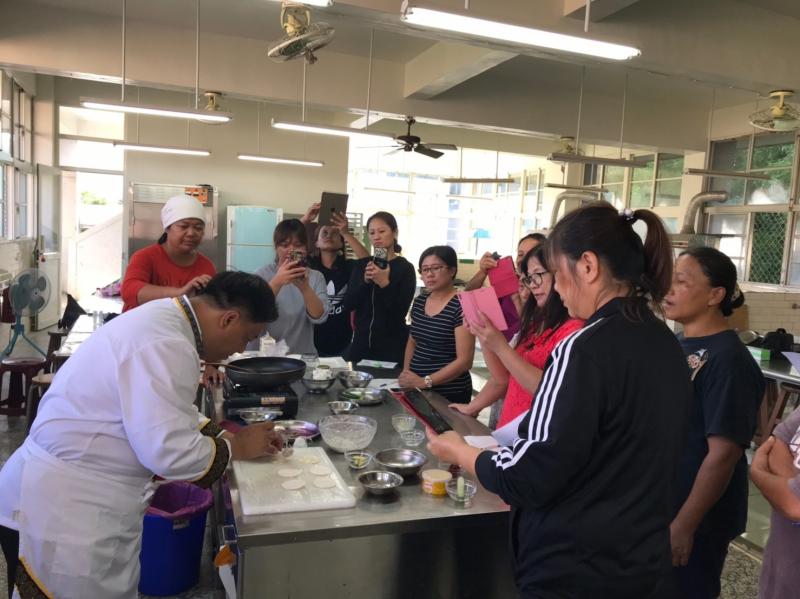 學員們用手機、用平板記錄講師上課內容