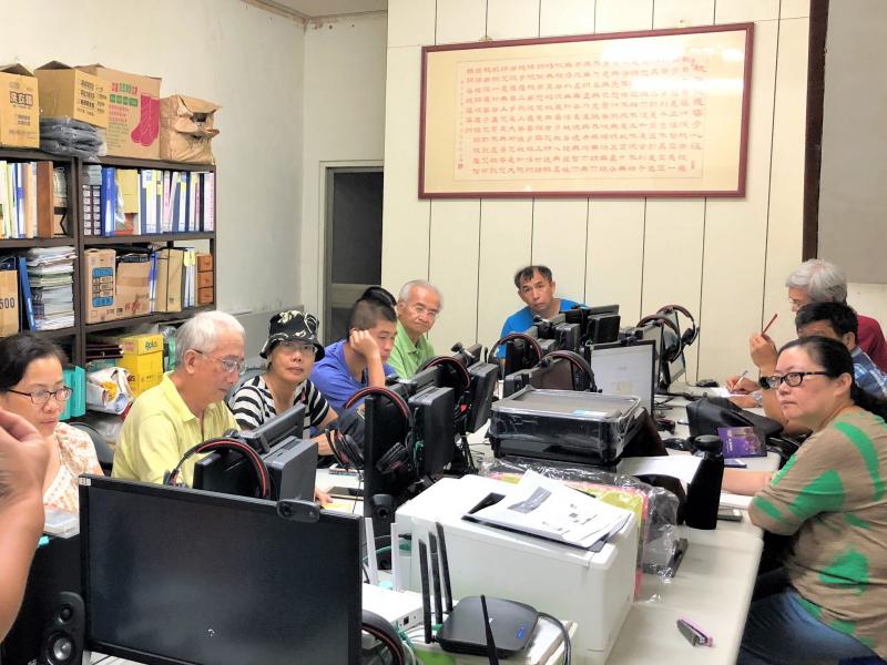 講師認真講解課程