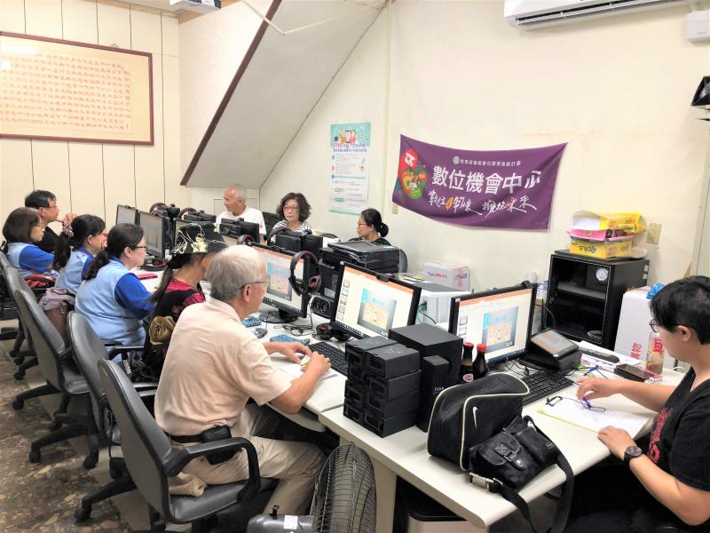 學員上機學習中。