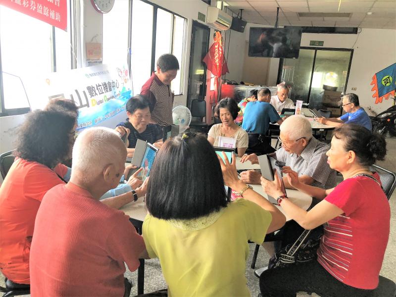 每一位學員都專注的使用自己的平板電腦