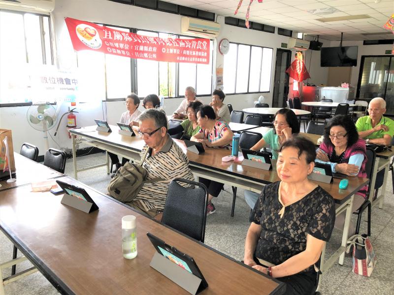 學員專心聆聽課程