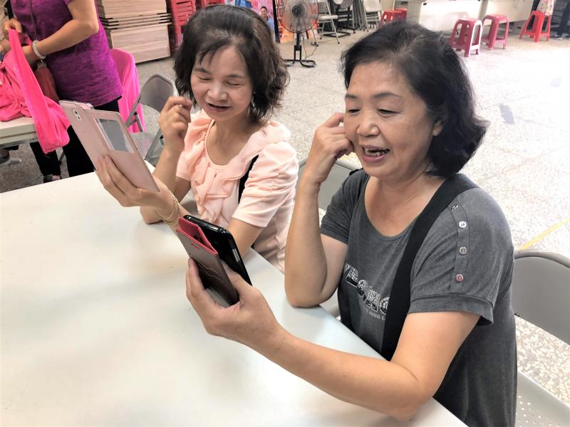 學員彼此互相交流討論