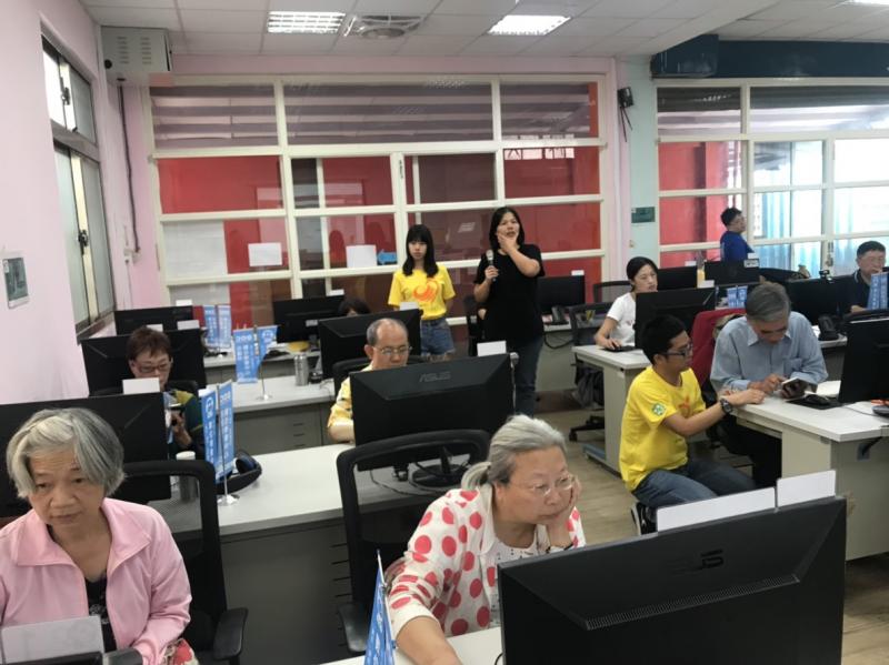 蝦皮賣場帳號註冊中，學員與志工忙錄的操作註冊手續