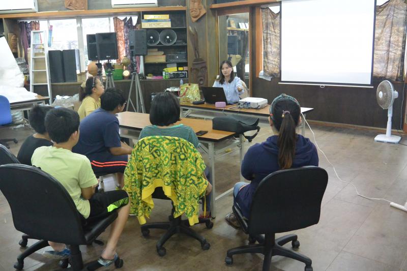 學員們試著下載電子支付軟體