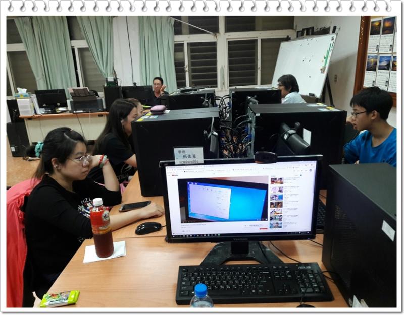 學員專心聆聽老師講解