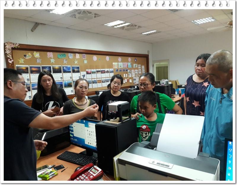 講師介紹雷雕機操作