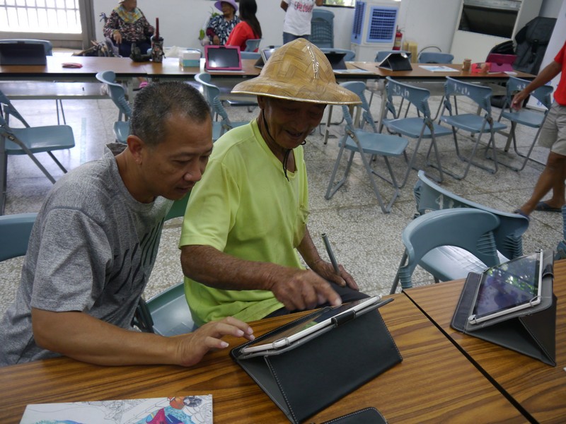 107年行動近用計畫DOC課程-講師個別指導長輩操作