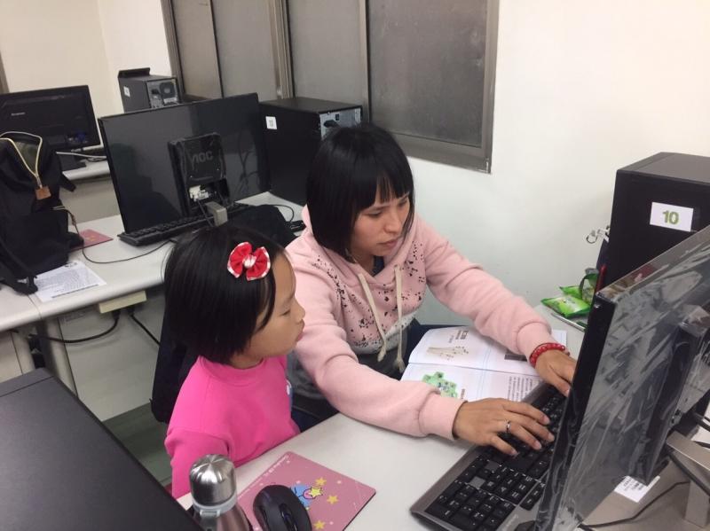 老師給了學員一道題目，讓學員們，自己上網找資料，看看能不能找到答案，也讓小朋友自己實際操作。