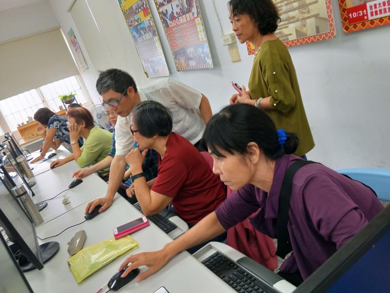 學老師用最簡單的免費軟體教學，即使是第一次接觸電腦的學員也能輕鬆設計想要的圖騰