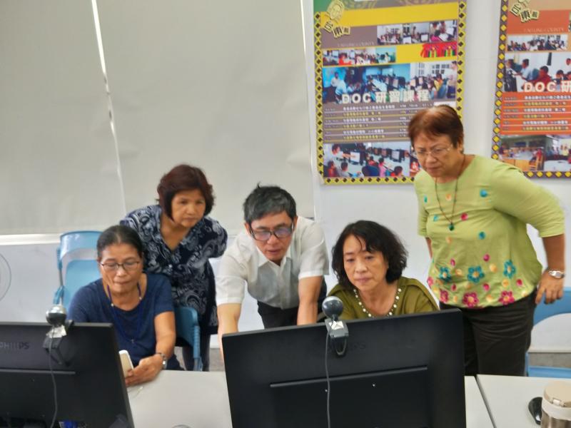 老師一步步教導學員，如何把照片編修美美的再加入文字就可完成獨特鑰匙圈，是不是很棒!