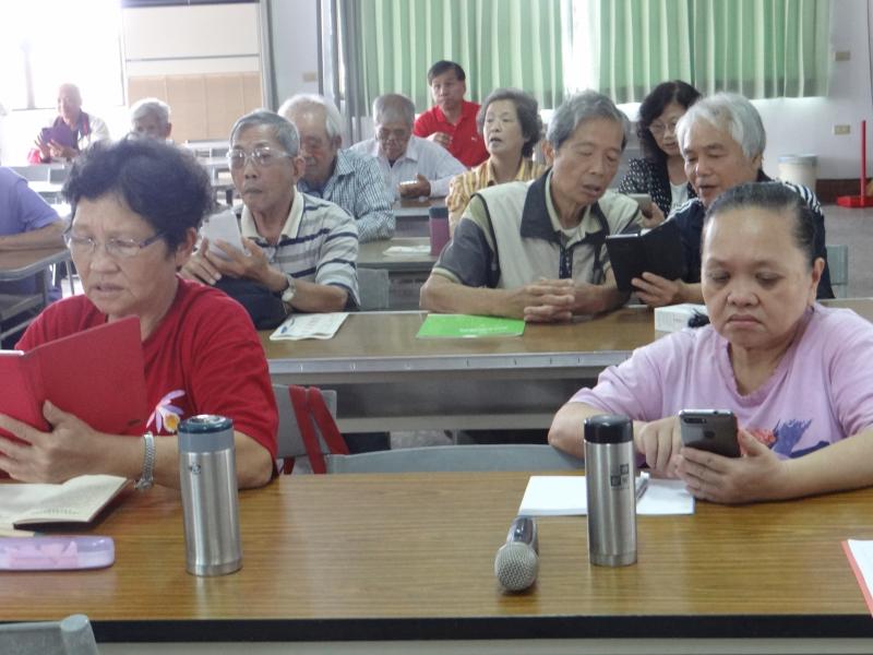 課程開始，講師授課健康存摺前置作業。