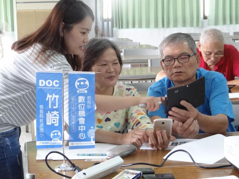 講師指導學員，進入衛福部畫面操作功能。