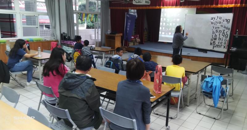 運用平板線上練習族語認證考試相關內容！平板方便攜帶字體也較大且清楚，非常適合練習喔！