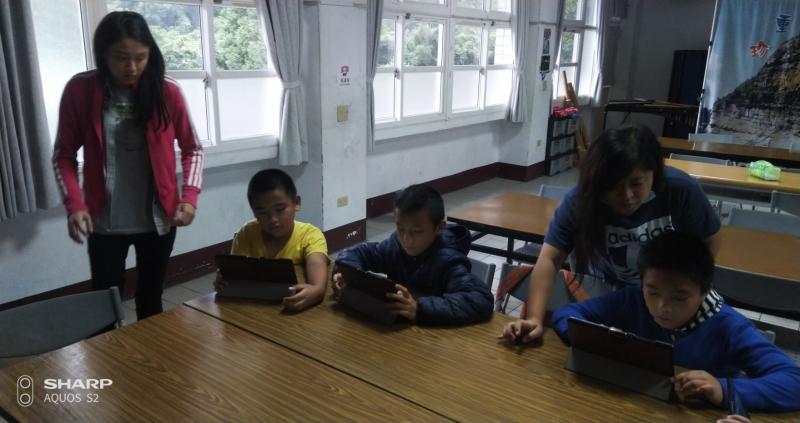 線上族語認證模擬考試中！老師和同學們一起解題！也互相討論問題的重點在哪邊！