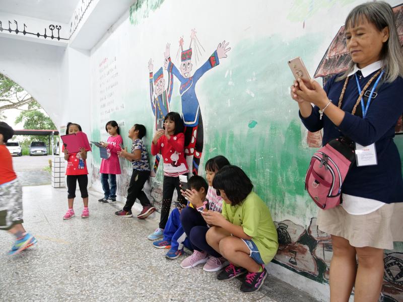 學童們操作數位器材，可都是架式十足