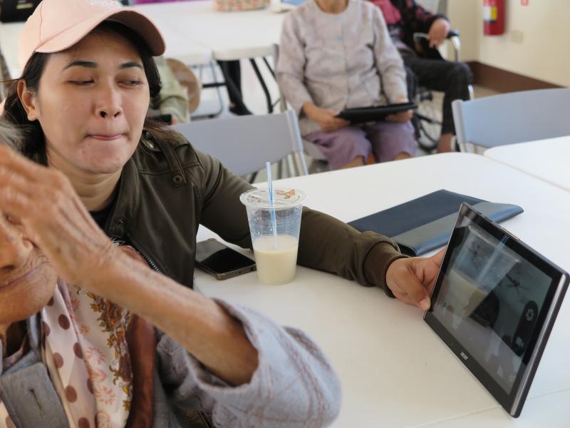 害羞的奶奶不好意思看自己的照片