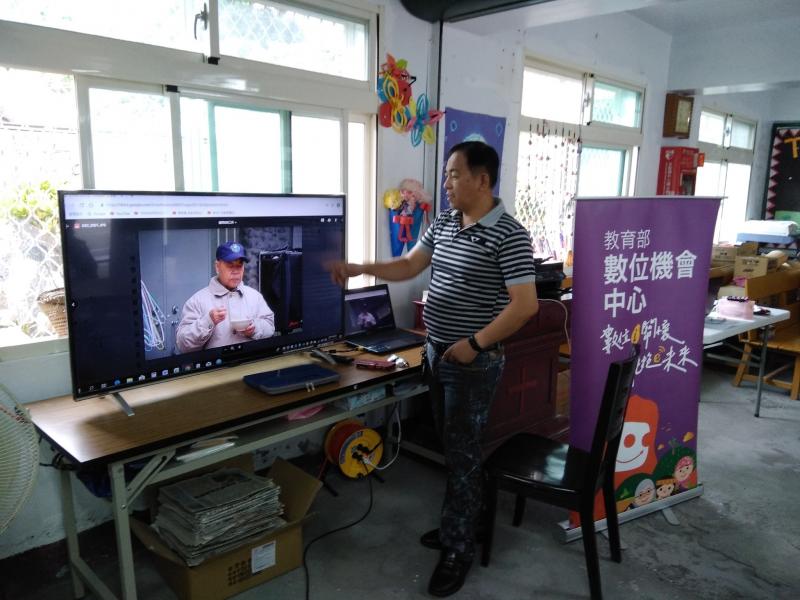 圖中是老師利用電視螢幕來上大家熟悉平板的操作。