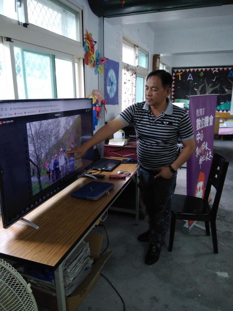 老師很仔細的講解上課的內容，讓阿公阿嬤的看得清楚明白