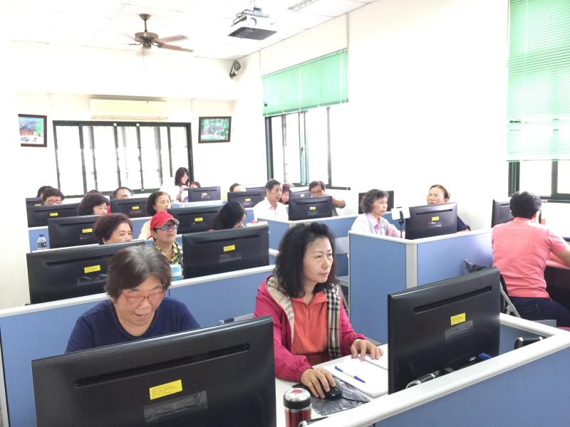 課堂上學員們分享小時候的酸、甜、苦、辣的事，大家小時候都好可愛，年輕時都好美、好帥哦！