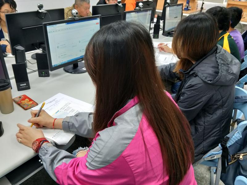 學員勤作筆記，再利用簡單繪圖軟體設計自己的名牌