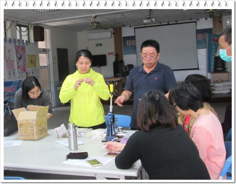 學員認真觀看老師操作