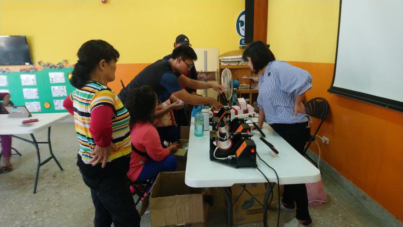 講師指導如何印製