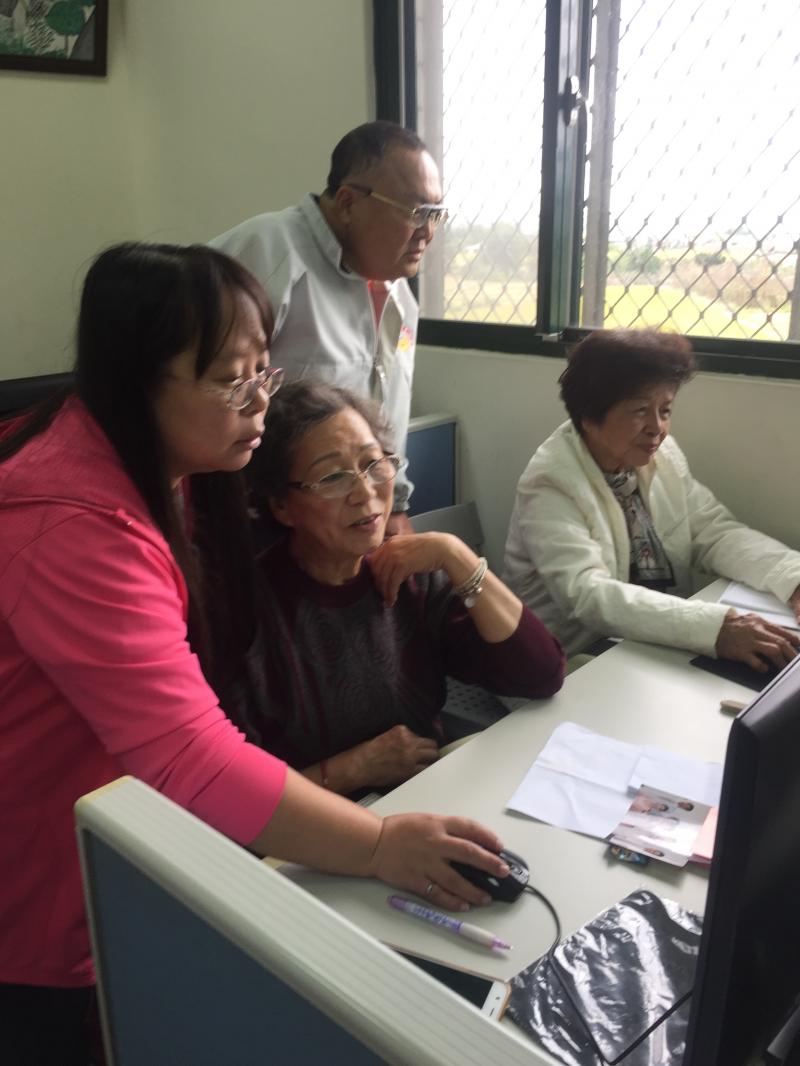 駐點協助學員如何編排照片，如何調整照片大小，並利用簡報檔的設計來加以增加美感。